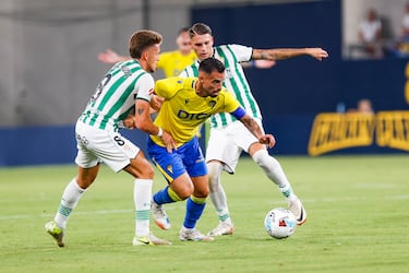 Víctor Aznar se viste de héroe y le otorga al Cádiz un nuevo Trofeo Carranza