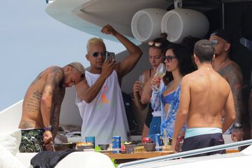 Las fotos de Neymar en Ibiza que suscitan comentarios