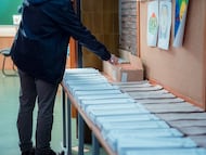 Papeletas para votar de los distintos partidos políticos preparadas en un colegio electoral, a 28 de mayo de 2023, en Madrid (España). Hoy, 28M, se celebran en España elecciones municipales en un total de 8.131 ayuntamientos, elecciones autonómicas en 12 comunidades autónomas y en las ciudades autónomas de Ceuta y Melilla. En las elecciones municipales podrán votar 35.414.655 electores y en las autonómicas que se celebran podrán hacerlo 18.382.505 electores.
28 MAYO 2023;DEMOCRACIA;VOTAR;VOTA;ELECCIONES;VOTACIÓN;28M;28-M;ELECCIONES 2023;COLEGIO ELECTORAL;URNA
Gabriel Luengas / Europa Press
28/05/2023