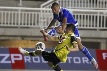 Leandro Benegas remata al arco durante el duelo de la U ante San Luis.