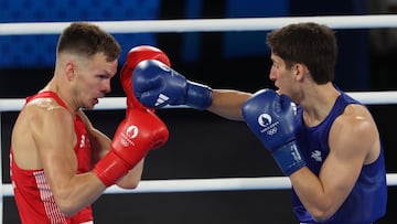 Paris (France), 06/08/2024.- Marco Alonso Verde Alvarez of Mexico (blue) and Lewis Richardson of Great Britain (red) in action during their Men's 71kg semifinal of the Boxing competitions in the Paris 2024 Olympic Games, at Roland Garros in Paris, France, 06 August 2024. (Francia, Gran Bretaña, Reino Unido) EFE/EPA/MOHAMMED BADRA