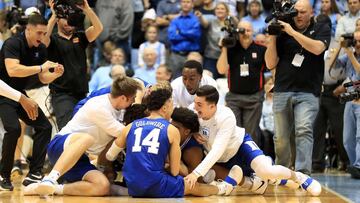 CHAPEL HILL, NORTH CAROLINA - FEBRUARY 08: Wendell Moore Jr. #0 of the Duke Blue Devils celebrates with teammates after making the game winning shot to defeat the North Carolina Tar Heels 98-96 during their game at Dean Smith Center on February 08, 2020 in Chapel Hill, North Carolina.   Streeter Lecka/Getty Images/AFP
 == FOR NEWSPAPERS, INTERNET, TELCOS &amp; TELEVISION USE ONLY ==