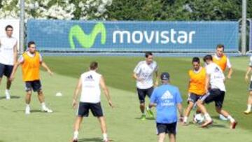 Isco le tira un caño a Morata ayer, durante un ejercicio en espacio reducido ante la atenta mirada de Ancelotti.