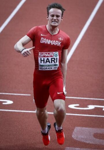 El atleta danés Kristoffer Hari se lesiona al terminar su serie de 60 metros lisos.