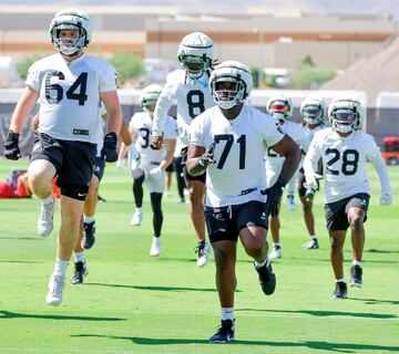 La NFL regresa al trabajo con los entrenamientos de la offseason. Los jugadores de Las Vegas Raiders se emplearon a fondo, en las instalaciones del Intermountain Healthcare Performance Center, durante una sesión en la que lucieron protecciones adicionales en los cascos para evitar posibles conmociones cerebrales en caso de impacto.