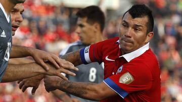 Futbol, Chile v Paraguay.
 Partido amistoso 2015.
 El jugador de Chile Gary Medel, disputa el bal&oacute;n contra la defensa de Paraguay durante el partido amistoso jugado en el estadio Nacional.
 Santiago, Chile.
 05/09/2015
 Andr&eacute;s Pi&ntilde;a/Photosport********
 
 Football, Chile v Paraguay.
 Friendly match 2015.
 Chile&#039;s player Gary Medel, battles for the ball against the defense of Paraguay during the friendly football match held at Nacional stadium in Santiago, Chile.
 05/09/2015
 Marcelo Hernandez/Photosport