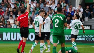 González Esteban saca amarilla a Mario García, del Racing.