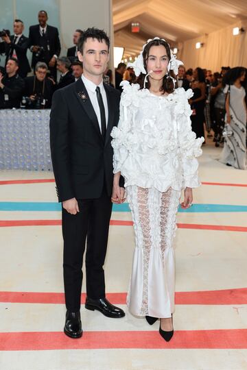 Tom Sturridge y Alexa Chung con un vestido blanco de Roisin Pierce.