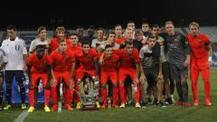 Los jugadores del Barcelona posan con el Trofeo Colombino.