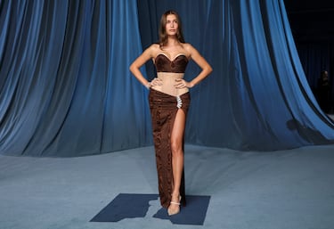 Hailey Bieber posa en la alfombra roja de la Academy Museum Gala de Hollywood.