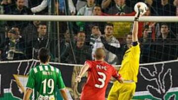 <b>PARADÓN Y AL TRAVESAÑO. </b>Casillas salvó al Madrid en el 40' con una gran estirada en la que desvió con la punta de los dedos al larguero una gran falta de Salva Sevilla.