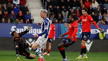 PAMPLONA, 02/02/2025.- El delantero islandés de la Real Sociedad, Orri Oskarsson (2i), tras rematar ante el guardameta de Osasuna, Sergio Herrera, para conseguir el primer gol del equipo donostiarra durante el encuentro correspondiente a la jornada 22 de Laliga EA Sports que disputan hoy domingo Osasuna y Real Sociedad en el estadio El Sadar de Pamplona. EFE / Villar López.