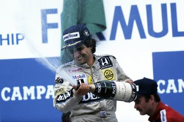 El piloto brasileño ganó tres Mundiales en la década de los ochenta (1981, 1983, 1987), dos con Brabham y uno con Williams. Venció además 23 carreras de Fórmula 1. Brasil estaba dividida entre Piquet y Senna a comienzos de los años noventa. Se retiró en 1991 y su hijo, Nelsinho, llegó a ser piloto en el Mundial con Renault, en 2008 y 2009. 