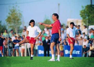 "Bilardo es la persona que más me ha influido en el fútbol y en la vida", ha dicho en más de una ocasión Monchi. No resulta difícil deducir, por tanto, que este Sevilla de los últimos lustros que diseñó el director deportivo esté inspirado de manera decisiva por la extrema competitividad y las maneras científicas del Narigón, al que el propio Monchi llegó a definir como "un tío metódico, muy adelantado a su tiempo, que no dejaba nada al azar". El Narigón (Buenos Aires, 1938) llegó al banquillo del Sevilla en 1992, dos años después de marcharse de una selección argentina con la que campeonó en México-1986 y llegó a la final en Italia-90. Duró una temporada y volvió de urgencia en 1997, durante cuatro jornadas en las que no logró evitar el descenso a Segunda. El fútbol español recuerda su "los de colorado son los nuestros, pisalo", durante un episodio con el fisioterapeuta en Riazor. El bilardismo permaneció, permanece en Monchi y por tanto, en la esencia de un club que años después se puso un traje de ganador que no parece querer quitarse ya nunca.