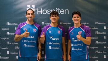 Jugadores del Tenerife pasando el reconocimiento médico.