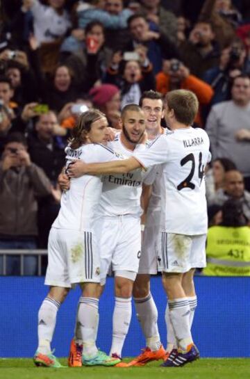Los jugadores celebran el 1-0 de Benzema.