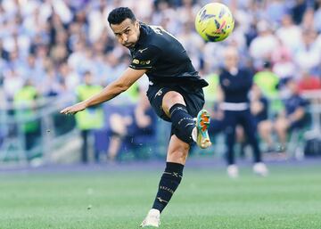 El canario no tuvo un papel protagonista hasta los cuartos de final ante Paraguay. Convenci車 a Del Bosque, y fue titular en la semifinal y en la final. Gan車 dos tripletes con el FC Barcelona y en 2016 abandon車 Can Bar?a para recalar en el Chelsea donde pas車 5 temporadas. Gan車 la Europa League en 2018 con el conjunto londinense y en el verano de 2020 abandon車 Inglaterra para recalar en Italia, primero en la Roma, donde solo jug車 una temporada, y ahora en la Lazio.