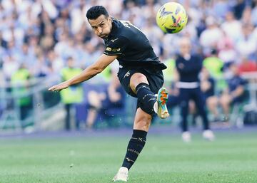 El canario no tuvo un papel protagonista hasta los cuartos de final ante Paraguay. Convenció a Del Bosque, y fue titular en la semifinal y en la final. Ganó dos tripletes con el FC Barcelona y en 2016 abandonó Can Barça para recalar en el Chelsea donde pasó 5 temporadas. Ganó la Europa League en 2018 con el conjunto londinense y en el verano de 2020 abandonó Inglaterra para recalar en Italia, primero en la Roma, donde solo jugó una temporada, y ahora en la Lazio.