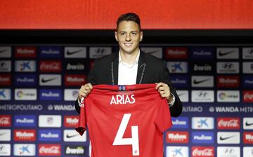 Santiago Arias receives his Atlético Madrid shirt.