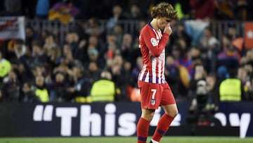 Atletico Madrid&#039;s French forward Antoine Griezmann gestures as he leaves the pitch at the end of the Spanish league football match between FC Barcelona and Club Atletico de Madrid at the Camp Nou stadium in Barcelona on April 6, 2019. (Photo by LLUIS