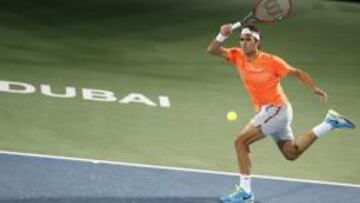 El suizo Roger Federer devuelve la bola durante el partido de segunda ronda del torneo de tenis de Dubai que disputa contra el español Fernando Verdasco.