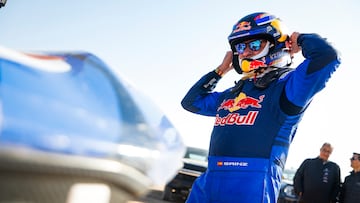 Carlos Sainz antes de tomar la salida para la Etapa 9 del Dakar con Ford.