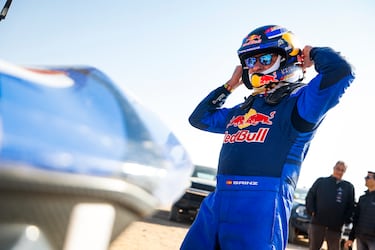 Carlos Sainz se prepara para entrar de nuevo en su Ford M-Sport durante la etapa 8 de la 48ª edición del Rally Dakar 2026.