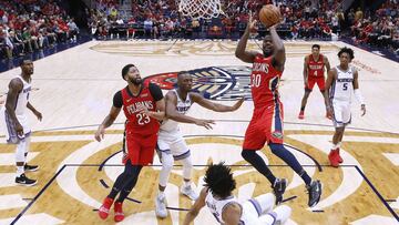 Julius Randle lanza ante Harry Giles, durante el Pelicans-Sacramento.