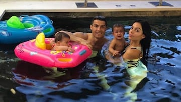 Cristiano Ronaldo muestra una fotografía junto a Georgina Rodríguez y sus gemelos.