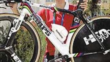 <b>DE ESTRENO. </b>La vizcaína Joane Somarriba posa orgullosa con su nueva cabra que estrena hoy en la prueba de contrarreloj.