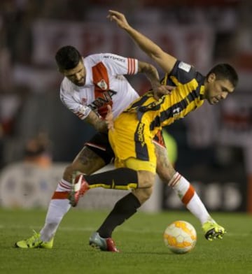 Primer plano del juego de semifinal entre River y Guaraní