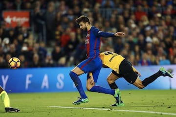 Piqué y Villanueva durante el partido entre FC Barcelona y Málaga CF.