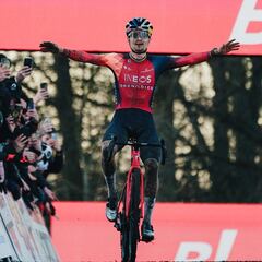 Pidcock se desquita en Namur con un triunfo aplastante