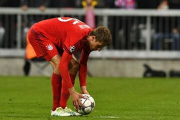 Thomas Mueller places the ball on the spot