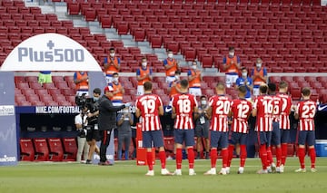 Antes de iniciar el partido se dio un homenaje al segundo entrenador del Atlético, en el club desde 2012 llegando a la vez que Simeone, en el que se le entregó una placa y se le dio un merecido aplauso por los presentes en el Wanda Metropolitano. 