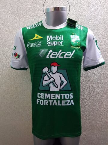 En León se tomaron en serio los beneficios de patrocinar en su polera... pero se les fue un poco las manos. Publicidad hasta en los hombros. Increíble.