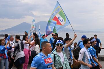 Las calles de la capital de la región de Campania está llena de gente celebrando el inminente Scudetto del Nápoles. La Società Sportiva Calcio Napoli va a ganar su tercer título liguero. El último fue en la campaña 1989/90 cuando reinaba el '10'.