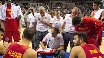 El entrenador de la selección española de baloncesto Sergio Scariolo (c), planifica una jugada.