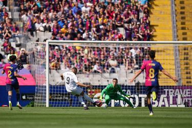 El delantero francés del Real Madrid, Kylian Mbappé, marca el 0-1 de penalti. 