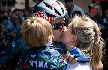 Wout Van Aert reunido con su familia tras acabar la sexta etapa.