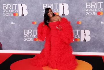 Nella Rose posa en la alfombra de los Brit Awards 2025.
