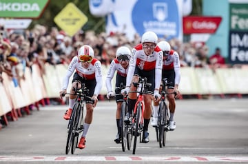 El equipo Cofidis en su llegada a la meta