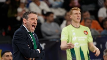 VALENCIA, 19/02/2026.- El entrenador de Unicaja Málaga Ibon Navarro durante el partido de cuartos de final de la Copa del Rey de baloncesto entre Real Madrid y Unicaja Málaga, este jueves en el Roig Arena, en Valencia. EFE/ Kai Försterling