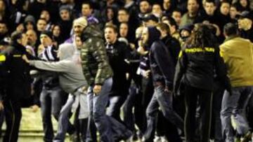 <b>BRONCA AL FINAL DEL PARTIDO. </b>Hubo invasión de campo en San Mamés por parte de los radicales del Anderlecht.