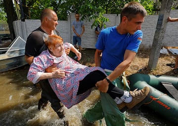 Evacuación de residentes de un área inundada tras el colapso de la represa de Nova Kakhovka en el curso del conflicto entre Rusia y Ucrania, en la ciudad de Hola Prystan en la región de Jersón.