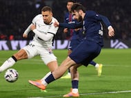 Rennes' Polish defender #95 Przemyslaw Frankowski (L) and Paris Saint-Germain's Georgian forward #07 Khvicha Kvaratskhelia fight for the ball during the French L1 football match between Paris Saint-Germain (PSG) and Stade Rennais FC at the Parc des Princes stadium in Paris on December 6, 2025. (Photo by FRANCK FIFE / AFP)