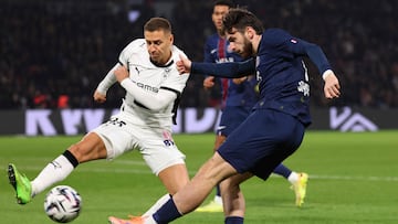 Rennes' Polish defender #95 Przemyslaw Frankowski (L) and Paris Saint-Germain's Georgian forward #07 Khvicha Kvaratskhelia fight for the ball during the French L1 football match between Paris Saint-Germain (PSG) and Stade Rennais FC at the Parc des Princes stadium in Paris on December 6, 2025. (Photo by FRANCK FIFE / AFP)