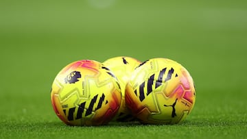LIVERPOOL (United Kingdom), 24/11/2025.- Premier League balls on the pitch ahead of the English Premier League match between Manchester United and Everton FC in Manchester, Britain, 24 November 2025. (Reino Unido) EFE/EPA/ADAM VAUGHAN EDITORIAL USE ONLY. No use with unauthorized audio, video, data, fixture lists, club/league logos, 'live' services or NFTs. Online in-match use limited to 120 images, no video emulation. No use in betting, games or single club/league/player publications.