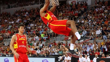 ZARAGOA, 01/07/2022.- Sebas Sáiz (d), pívot de la selección española, machaca el aro durante el partido entre España y Macedonia del Norte, correspondiente a la primera fase de clasificación para la Copa del Mundo 2023, este viernes en el Pabellón Príncipe Felipe de Zaragoza. EFE/ Javier Cebollada
