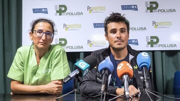 Javier Gómez Noya, durante la rueda de prensa que ha ofrecido hoy en el Hospital Polusa de Lugo junto a la doctora Ibáñez, donde ha sido operado de la fractura en su brazo izquierdo que le privará de los Juegos de Río.